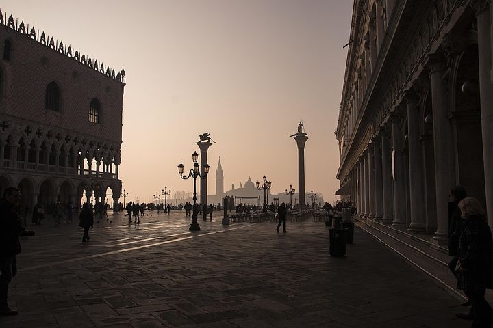 苦乐交织的底气 当笑容在阴云中浸透